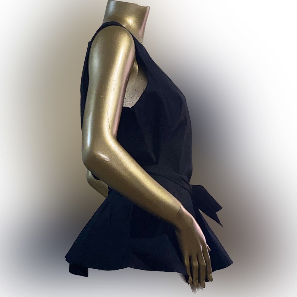 Black Pullover Sleeveless Top w/Gold Zippered Closure on the back, L